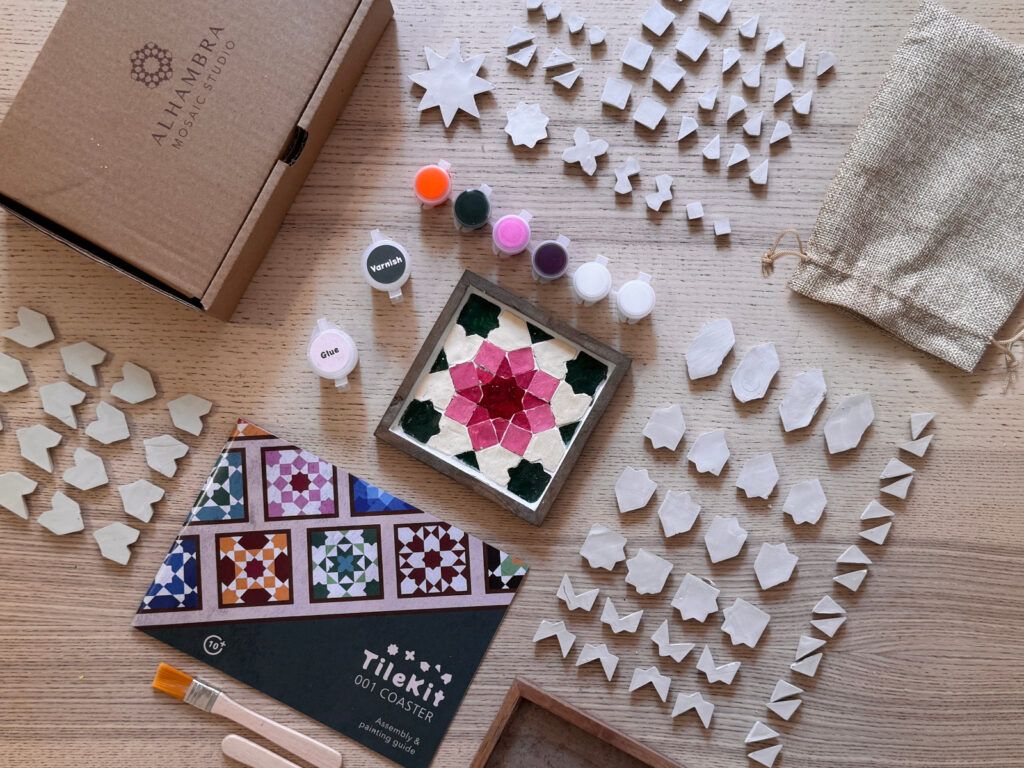 Contenido del kit con un posavasos rosa en la paleta Florals