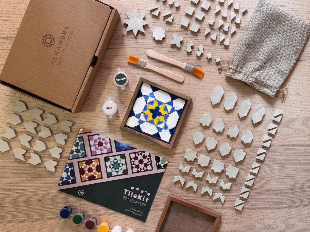 Contenido del kit con un posavasos azul y amarillo en la paleta Fez / Marrakech